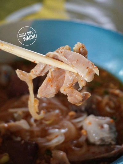 ก๋วยเตี๋ยวเส้นเล็กน้ำต้มยำ