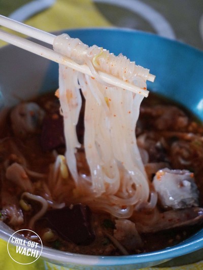ก๋วยเตี๋ยวเส้นเล็กน้ำต้มยำ