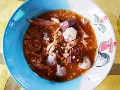 ก๋วยเตี๋ยวเส้นเล็กน้ำต้มยำ