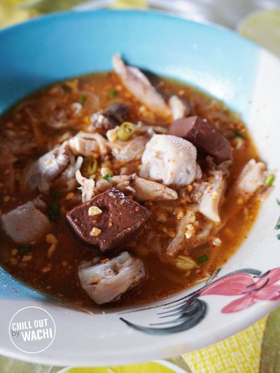 ก๋วยเตี๋ยวเส้นเล็กน้ำต้มยำ