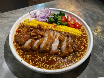 ยำหมูสามชั้นทอด