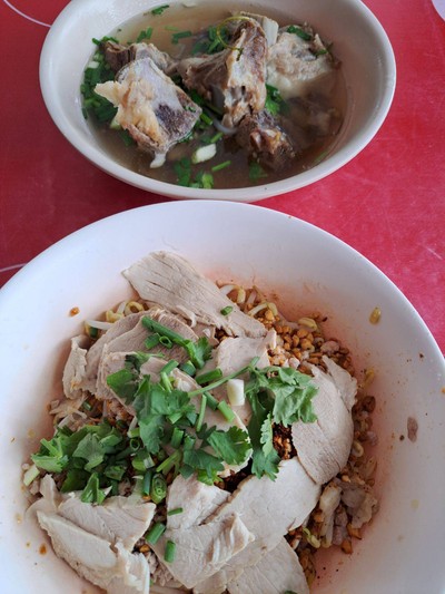 บะหมี่แห้งต้มยำหมูล้วน
