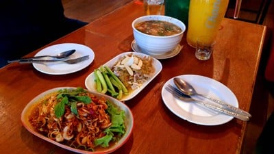 ชานชาลา พญาไท ร้านนั่งดื่มชิลล์ อาหารอร่อย ดนตรีสดไพเราะ