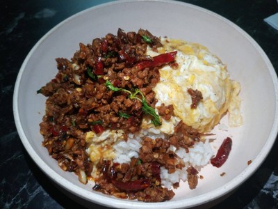 ข้าวกะเพราหมูสับไข่คน