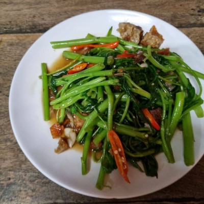ผัดผักบุ้งหมูกรอบ
