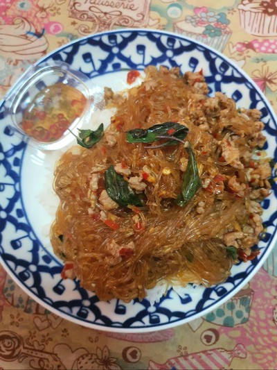 วุ้นเส้นกระเพราหมูฉึกฉึก (ราดข้าว)