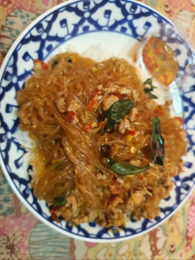 วุ้นเส้นกระเพราไก่กระต๊าก(ราดข้าว)