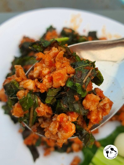 ผัดเผ็ดใบยี่หร่าสด