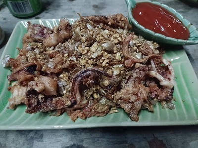 ปลาหมึกทอดกระเทียม