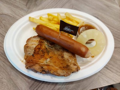 สเต็กไก่และไส้กรอกหมูคุโรบุตะ