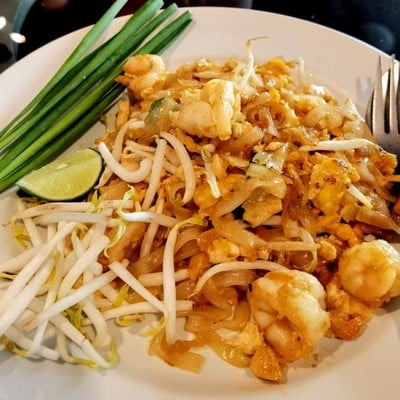 ผัดไทยเส้นจันทน์กุ้งสด