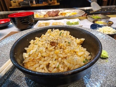 ข้าวผัดกระเทียมใส่มันเนื้อ