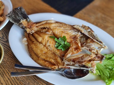 ปลากระพงทอดราดน้ำปลา