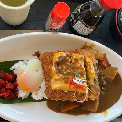 ข้าวแกงกะหรี่หมูทอดกอร์ดองเบลอ