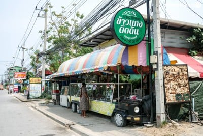 หน้าร้าน ร้านข้าวแกงติดดิน