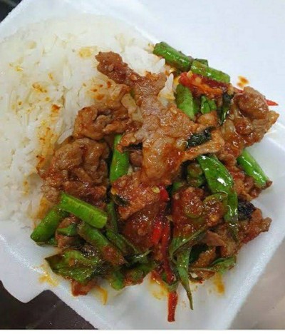 ผัดพริกแกงเนื้อราดข้าวหอมมะลิ