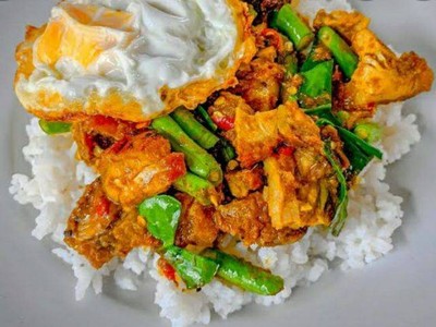ผัดพริกแกงหมูราดข้าวหอมมะลิ