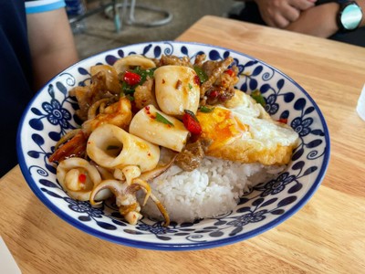 ข้าวราดทะเลพริกแกงใต้