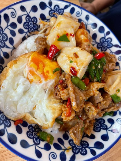ข้าวราดทะเลพริกแกงใต้