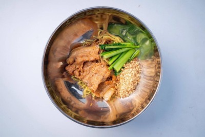 บะหมี่ซอสน้ำแดงหมูกระทะ (แบบแหัง) 红汤面