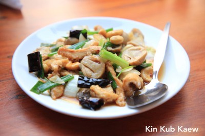 ไก่ผัดเม็ดมะม่วง STIR FRIED CHICKEN WITH CASHEW NUTS