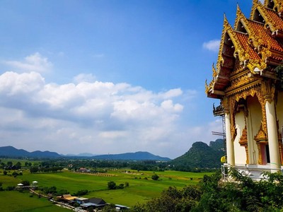 ท่ามกลางบรรยากาศที่ธรรมชาติมีฉากหลังเป็นทิวเขาเเละสายน้ำ