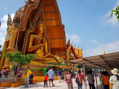 ท่ามกลางบรรยากาศที่ธรรมชาติมีฉากหลังเป็นทิวเขาเเละสายน้ำ