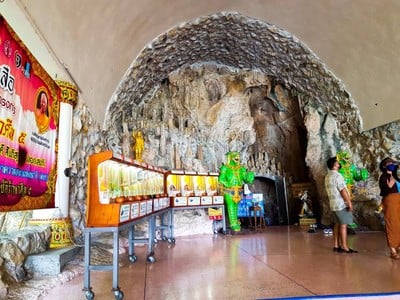 ท่ามกลางบรรยากาศที่ธรรมชาติมีฉากหลังเป็นทิวเขาเเละสายน้ำ