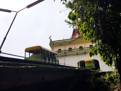 ถ้าใครไม่สะดวกเดินขึ้นบันไดที่ชันเขามีบริการรถรางขึ้นไปตัววัดด้วย