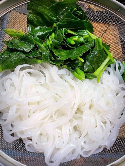 วิธีทำ เส้นเล็กผัดซีอิ้ว สูตรไม่ใส่น้ำมัน 