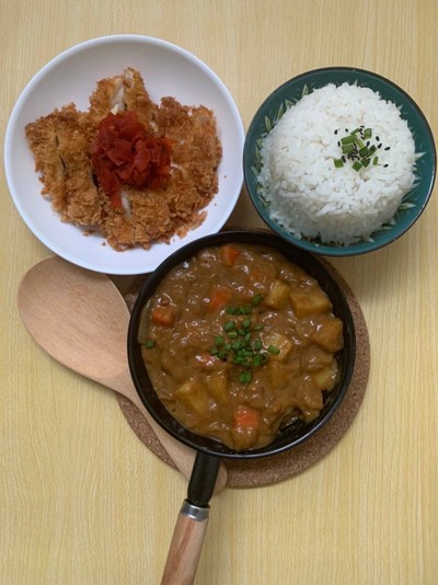 ข้าวแกงกระหรี่ญี่ปุ่น+ปลาหมึกชุปเกล็ดขนมปังทอด