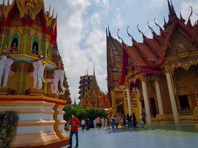 ท่ามกลางบรรยากาศที่ธรรมชาติมีฉากหลังเป็นทิวเขาเเละสายน้ำ