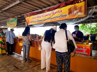 ท่ามกลางบรรยากาศที่ธรรมชาติมีฉากหลังเป็นทิวเขาเเละสายน้ำ