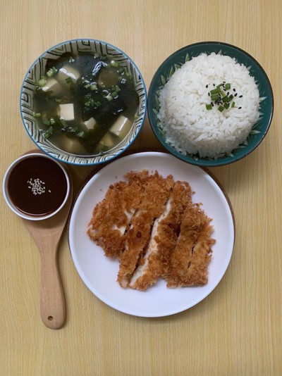 ข้าวปลาหมึกชุปเกล็ดขนมปังทอด+ซุปมิโซะเเละซอสทงคัตสึ