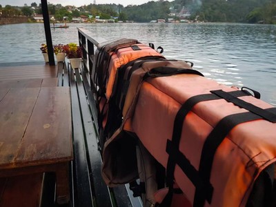 ท่ามกลางบรรยากาศที่ธรรมชาติมีฉากหลังเป็นทิวเขาเเละสายน้ำ