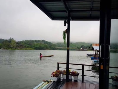 นั่งเล่นเท้าจุ่มน้ำเพลินๆรอเรือมารับถึงที่พัก