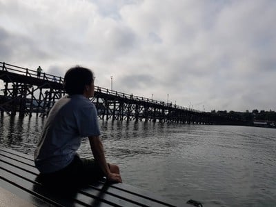 ท่ามกลางบรรยากาศที่ธรรมชาติมีฉากหลังเป็นทิวเขาเเละสายน้ำ