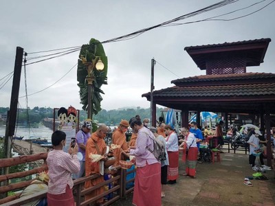 มีทั้งนักท่องเที่ยวและชาวบ้านมาใสบาตรกันแต่เช้า จะมีฝั่งไทยและฝั่งมอญ