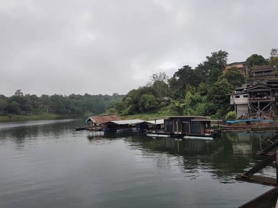 จากด้านบนสะพานมองลงไปด้านล่างเห็นที่พักเราไหม