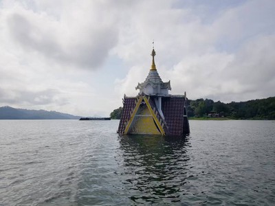 วัดจมน้ำหรือวัดวังก์วิเวการามหลังเก่าน้ำขึ้นมากทำให้เห็นเพียงส่วนของหอระฆัง