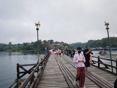 ท่ามกลางบรรยากาศที่ธรรมชาติมีฉากหลังเป็นทิวเขาเเละสายน้ำ