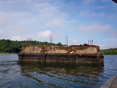 โบสถ์เหลือเพียงผนัง ไม่มีส่วนหลังคา