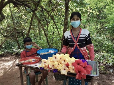 จะมีชาวบ้านนำดอกไม้ธูปเทียนจำหน่ายทางขึ้น