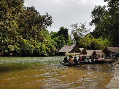 ท่ามกลางบรรยากาศที่ธรรมชาติมีฉากหลังเป็นทิวเขาเเละสายน้ำ