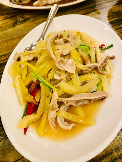 กระเพาะหมูผัดเกี้ยมฉ่าย 酸菜炒猪肚