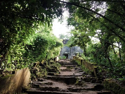 ท่ามกลางบรรยากาศที่ธรรมชาติมีฉากหลังเป็นทิวเขาเเละสายน้ำ