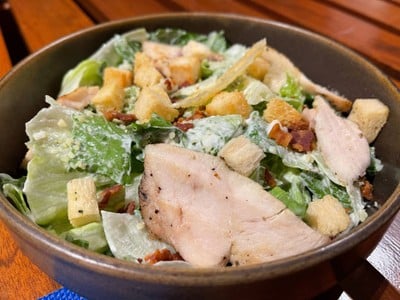 ซีซ่าสลัดใส่อกไก่