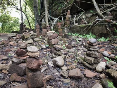 เชื่อกันว่าการเรียงหินให้สูงคล้ายเจดีย์แล้วขอพรจะทำให้ชีวิตรุ่งเรือง