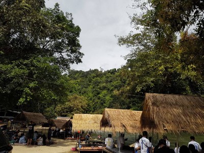 ท่ามกลางบรรยากาศที่ธรรมชาติมีฉากหลังเป็นทิวเขาเเละสายน้ำ