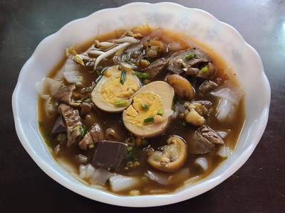 ก๋วยจั๊บน้ำข้นเส้นใหญ่เครื่องในหมู